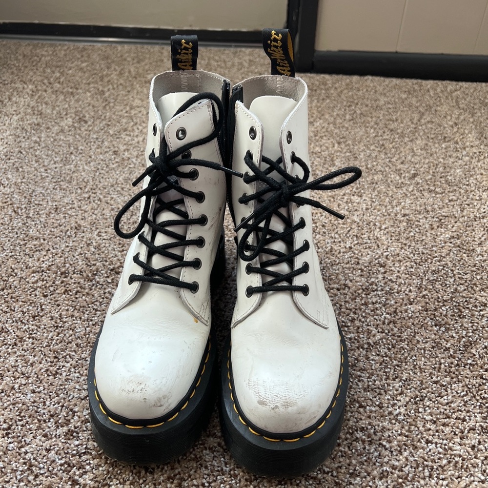 WHITE PLATFORM DOC MARTENS